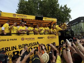 Borussia Dortmund sign Freiburg winger Maximilian Phillip for €22.5 million