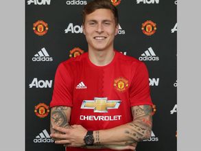 Manchester United complete signing of Victor Lindelof