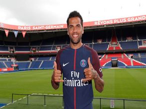 Official: PSG confirms signing Dani Alves until 2019