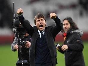 Chelsea manager Antonio Conte signs contract extension