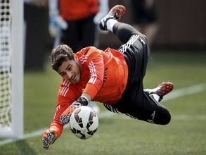 Iker Casillas extends contract with FC Porto