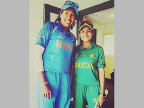 WWC: Pakistan fast bowler shares photo with 'idol' Jhulan Goswami