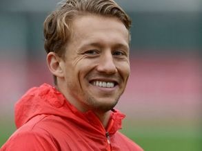 Liverpool sells Lucas Leiva to Italy's Lazio