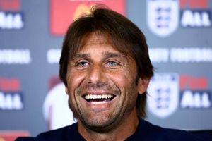 Chelsea boss Conte expects six-team Premier League title race