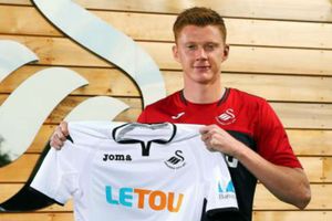 Clucas completes Swansea move