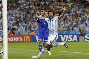 Manchester United and Tottenham eye Argentine defender Garay