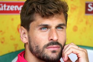 Chelsea eye late Llorente move