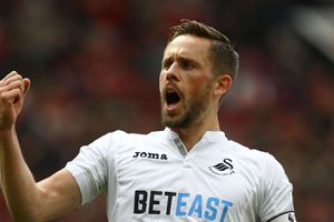 Sigurdsson undergoes Everton medical, Koeman lavishes praise