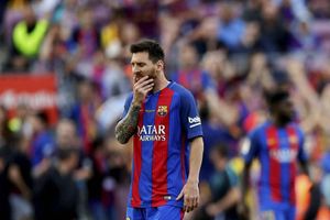 Lionel Messi blocks Coutinho's Barcelona move