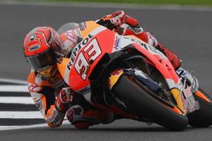 Marquez extends run of poles with record-breaking Silverstone lap