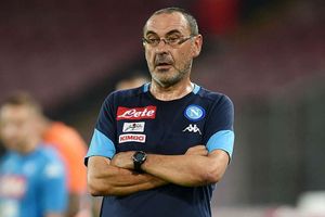 Sarri eyes Manchester United after Napoli reach Champions League groups