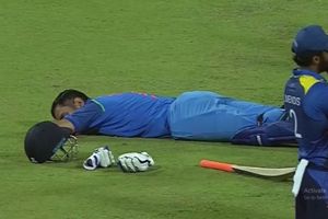 'Cool' MS Dhoni takes a power nap as agitated Sri Lankan fans disrupt match