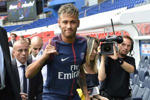 Alves: Neymar told me to join PSG before he left Barca