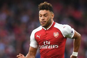 Wenger urges Oxlade-Chamberlain to commit as Chelsea talk intensifies