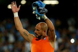 PSG may sign Napoli goalkeeper Reina