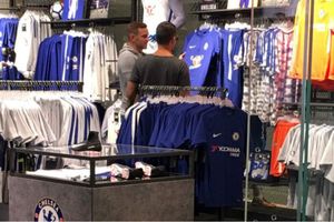 Tottenham striker caught browsing Chelsea shirt
