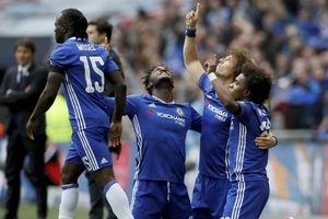 Chelsea's Willian confirms Manchester United talks