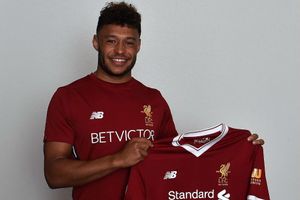 Carragher persuaded Chamberlain to join Liverpool years ago