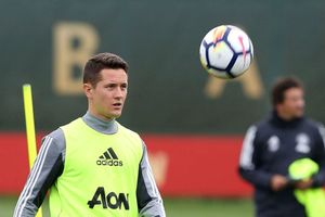 Manchester United to offer midfielder Ander Herrera an improved contract at Old Trafford