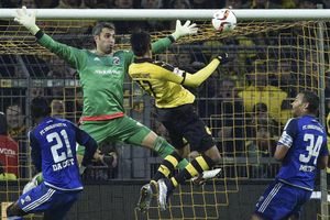 Dortmund stays on top after Hamburg victory