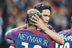 Cavani, Neymar push the bad blood behind