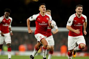Europa League: Arsenal win despite crowd trouble