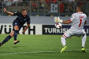 Kane a great goalscorer and leader, says Van Nistelrooy