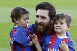 Lionel Messi shows kind gesture to a young fan