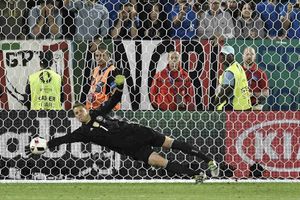 Manuel Neuer: I play with metal plate in right foot