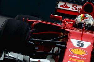 Sebastian Vettel grabs pole position at Singapore Grand Prix