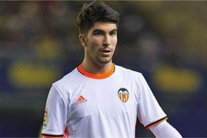 Manchester United eye £30million rated Valencia midfielder Carlos Soler