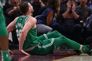Hayward delivers message to Celtics fans from hospital bed