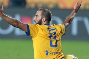 Higuain does 50 per cent of what he can do, says 'angry' Allegri