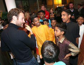 Juan Mata, United enthrall Mumbai kids