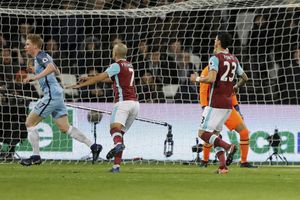 Manchester City beat Chelsea 1-0: Kevin De Bruyne's strike takes City to the top