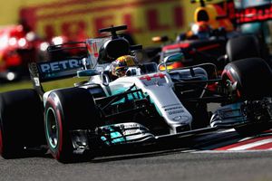 Hamilton closes on championship with Suzuka win as Vettel retires