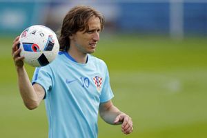 Modric unwilling to back Croatia coach in outburst