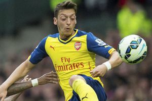 Amidst transfer talk Ozil chills out with family