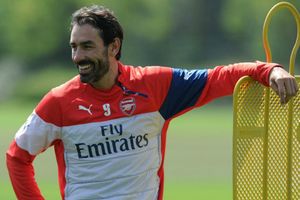 Robert Pires keen to work with former boss Arsene Wenger