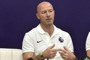 Meet the Premier League legends, grab your trophy!