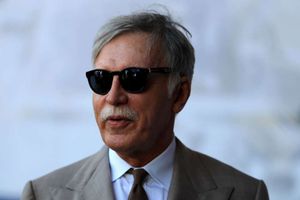 Arsenal owner Kroenke going nowhere, no regrets on Wenger