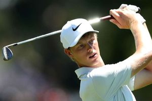Davis leads Australian Open as Spieth struggles in the wind