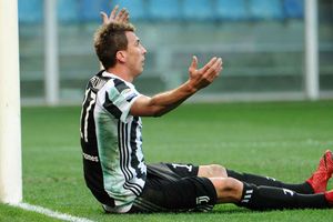 Champions Juventus slip further off the pace after thriller
