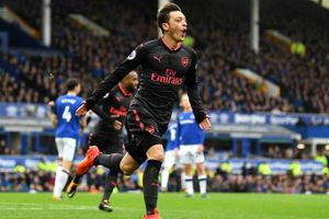Arsene Wenger backs Mesut Ozil to match Manchester City stars