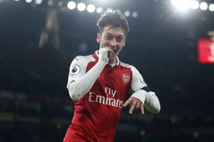 Arsenal 5 Huddersfield Town 0: Ozil makes the difference in flattering win