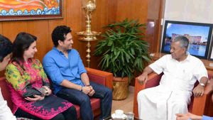 Sachin Tendulkar meets Kerala CM ahead of ISL