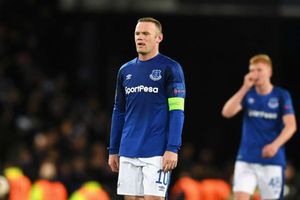 Rooney stands by Unsworth after Everton humiliation
