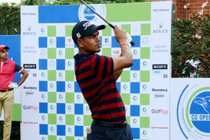 Akshay grabs one-shot lead
