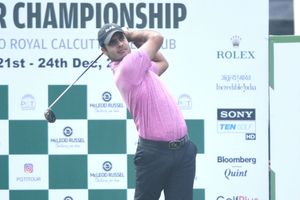 Sizzling Shubhankar grabs opening day lead