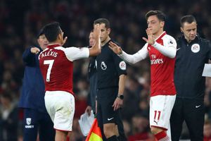 No ultimatum as Arsenal's Ozil and Sanchez talks rumble on